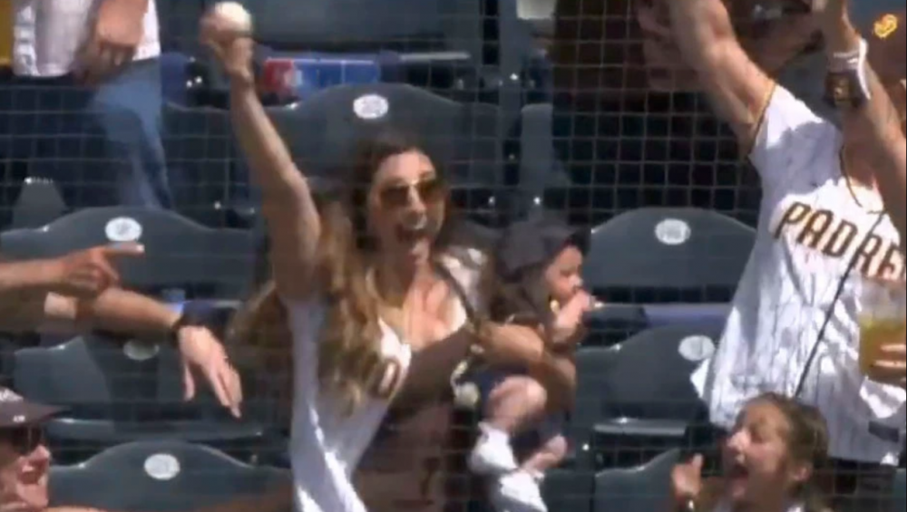 Imaginile zilei vin din America! O mama, gata sa-si arunce copilul din brate pentru o minge de baseball! Reactia oamenilor de pe stadion_3