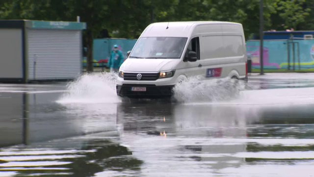 Inundatie pe National Arena inaintea meciului de la Euro! Austria si-a anulat antrenamentul: mingea nu mai sare din cauza apei care a umplut stadionul!_2