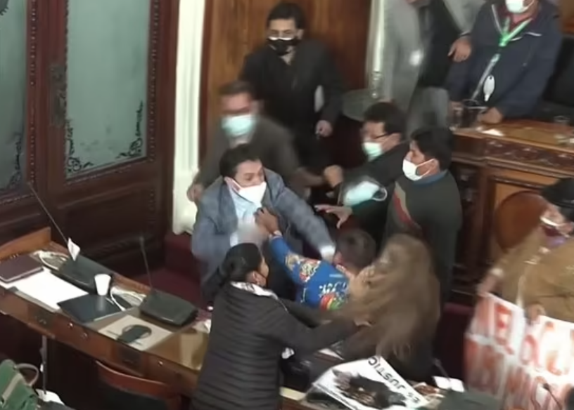 Momente tensionate in timpul unei sedinte in Parlamentul din Bolivia. Mai multi politicieni s-au luat la bataie_1