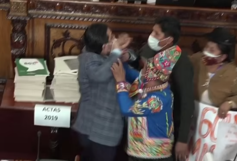Momente tensionate in timpul unei sedinte in Parlamentul din Bolivia. Mai multi politicieni s-au luat la bataie_2