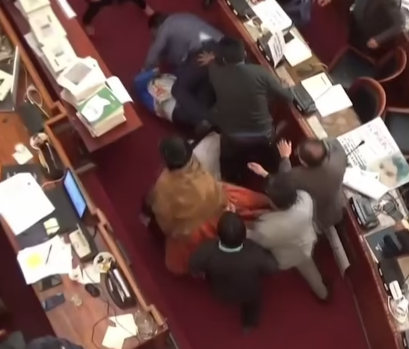 Momente tensionate in timpul unei sedinte in Parlamentul din Bolivia. Mai multi politicieni s-au luat la bataie_3