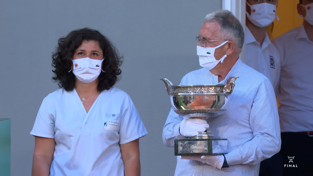 "Campionii pandemiei!" Doi medici din prima linie i-au adus trofeul de campion lui Novak Djokovic la Paris! Intregul public a ovationat momentul emotionant_1