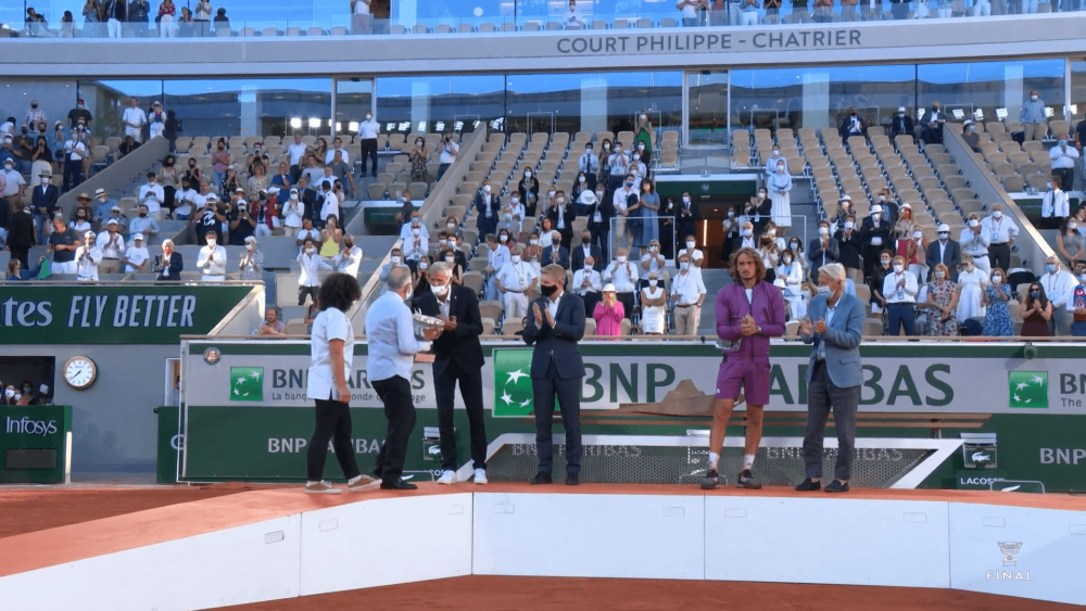 "Campionii pandemiei!" Doi medici din prima linie i-au adus trofeul de campion lui Novak Djokovic la Paris! Intregul public a ovationat momentul emotionant_3