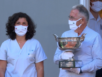 
	&quot;Campionii pandemiei!&quot; Doi medici din prima linie i-au adus trofeul de campion lui Novak Djokovic la Paris! Intregul public a ovationat momentul emotionant

