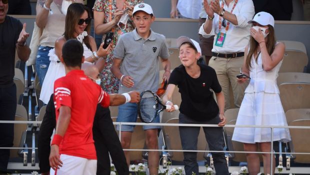 
	Novak Djokovic i-a oferit unui copil un cadou de sute de mii de euro dupa ce a castigat Roland Garros! Pustiul norocos a fost in extaz
