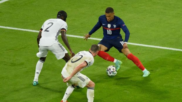 
	Nu au tinut pasul cu ei! :) Mbappe a facut spectacol pe teren! Hummels a inscris in propria poarta! Doua goluri anulate pentru francezi! Aici ai tot ce s-a intamplat in Franta 1-0 Germania
