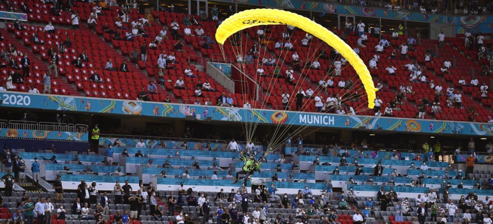 Imagini ireale din Germania! Un fan a cazut cu parasuta pe stadion inainte de startul meciului! Totul a fost surprins pe camere_1