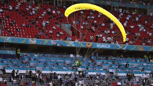 
	Imagini ireale din Germania! Un fan a cazut cu parasuta pe stadion inainte de startul meciului! Totul a fost surprins pe camere
