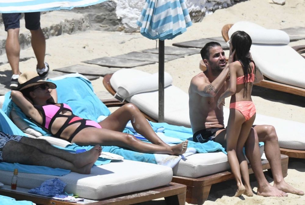 Spania se chinuie la EURO, Cesc Fabregas se relaxeaza in Mykonos. Imagini superbe surprinse de paparazzi cu familia ibericului _1