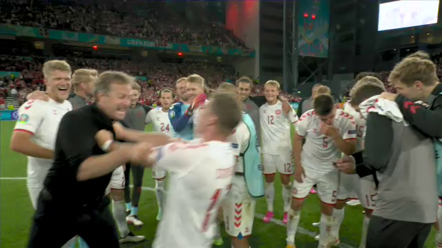 "Ba, da' merge odata netul asta?" Scene fabuloase dupa meciul Danemarcei! Jucatorii s-au strans in cerc sa vada pe telefon finalul de la Belgia - Finlanda! Ce s-a intamplat_22