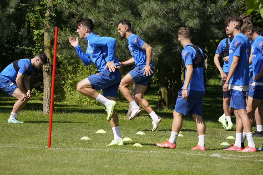 Gica Hagi a condus primul antrenament al Farului Constanta! 28 de fotbalisti, sub comanda "Regelui" in cantonamentul de la Brasov_5