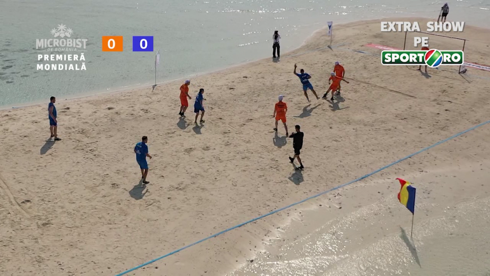 Premiera mondiala! Romanii au jucat fotbal pe un banc de nisip, in mijlocul oceanului. Imaginile incredibile care au cucerit internetul_3