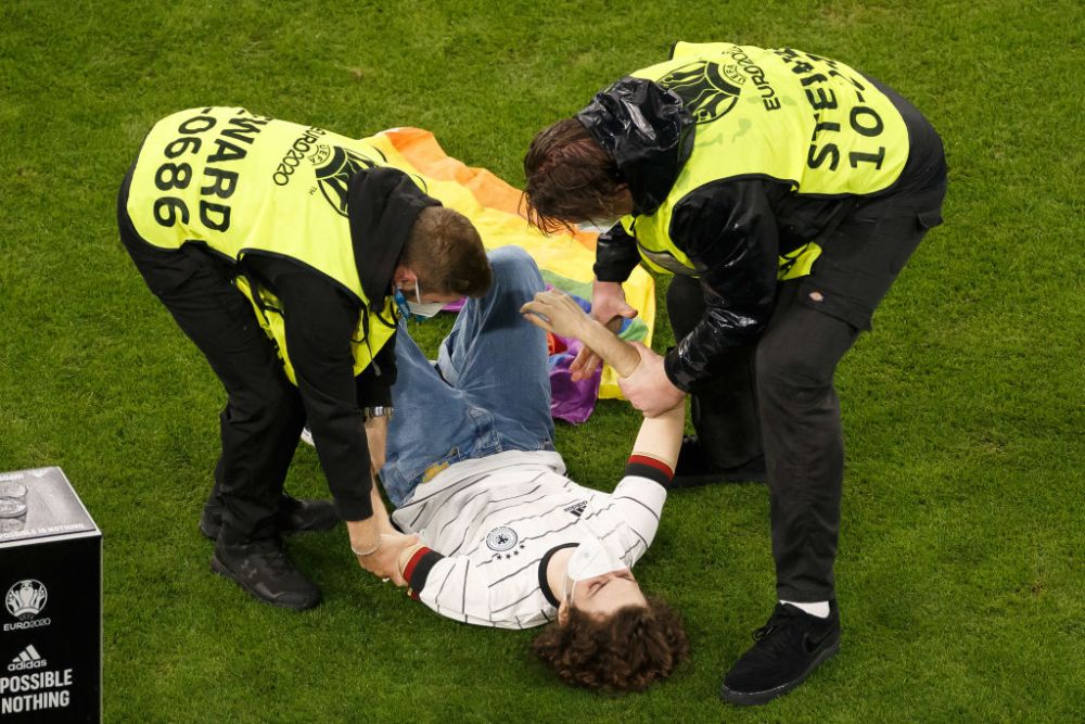 Moment controversat la inceputul meciului Germania - Ungaria: un suporter a intrat pe teren cu steagul LGBT.  Ce nu s-a vazut la TV _1