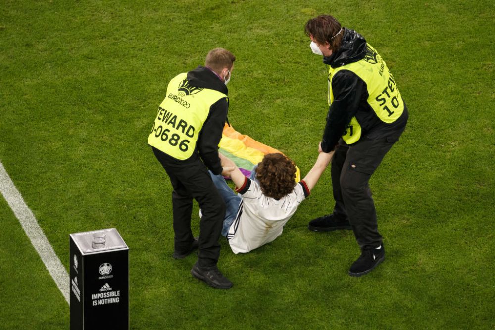 Moment controversat la inceputul meciului Germania - Ungaria: un suporter a intrat pe teren cu steagul LGBT.  Ce nu s-a vazut la TV _2