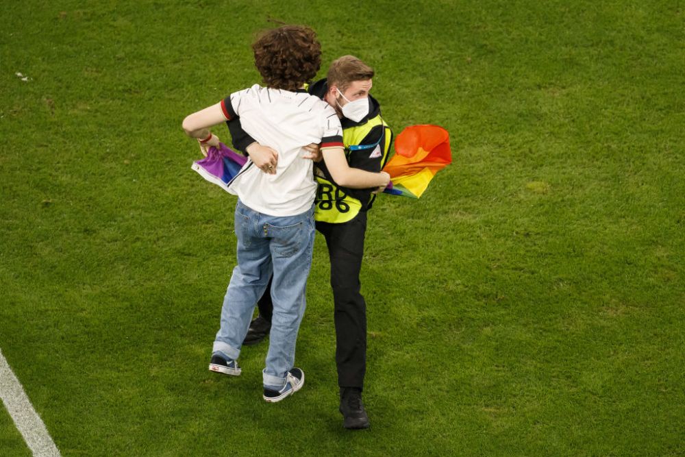 Moment controversat la inceputul meciului Germania - Ungaria: un suporter a intrat pe teren cu steagul LGBT.  Ce nu s-a vazut la TV _3