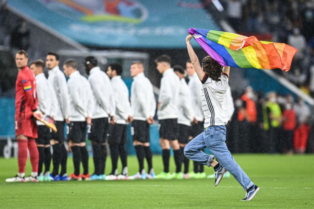 Moment controversat la inceputul meciului Germania - Ungaria: un suporter a intrat pe teren cu steagul LGBT.  Ce nu s-a vazut la TV _5