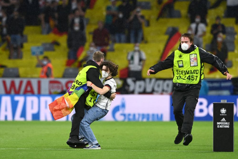 Moment controversat la inceputul meciului Germania - Ungaria: un suporter a intrat pe teren cu steagul LGBT.  Ce nu s-a vazut la TV _6