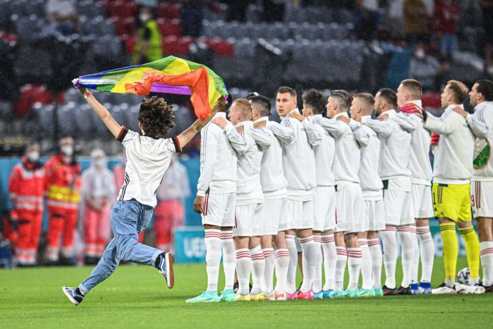 Moment controversat la inceputul meciului Germania - Ungaria: un suporter a intrat pe teren cu steagul LGBT.  Ce nu s-a vazut la TV _8