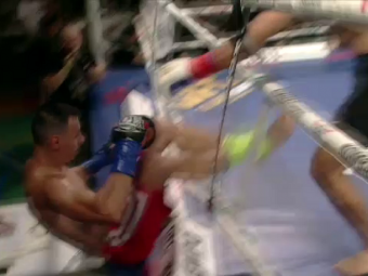 
	Cel mai spectaculos KO pe care l-ai vazut vreodata! Alin Cimpan, aruncat din ring de olandezul Mustapha Hourri. Imagini incredibile de la gala Golden Fighter

