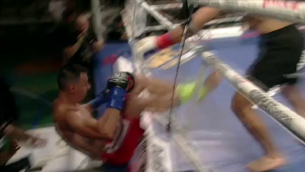 
	Cel mai spectaculos KO pe care l-ai vazut vreodata! Alin Cimpan, aruncat din ring de olandezul Mustapha Hourri. Imagini incredibile de la gala Golden Fighter
