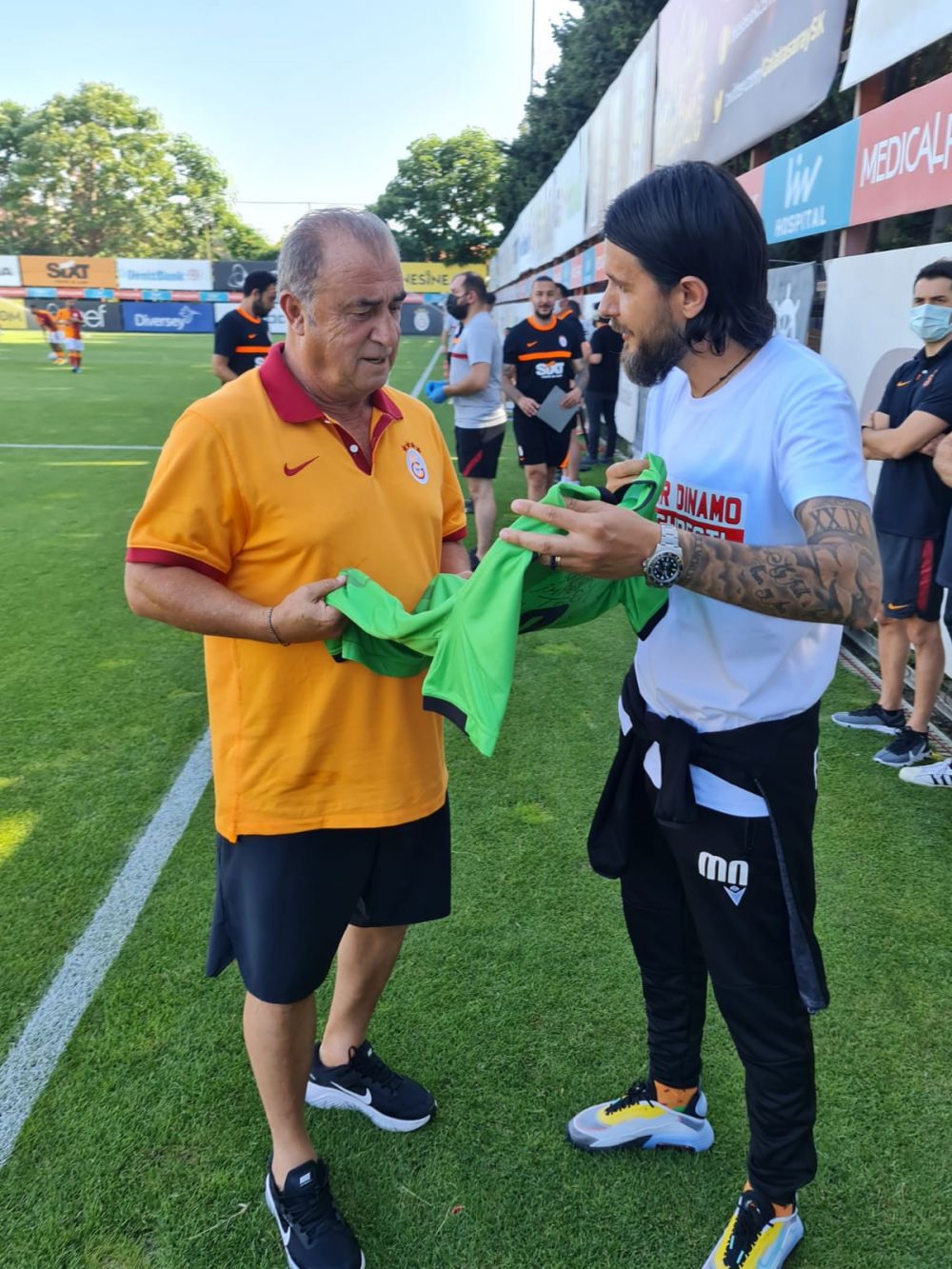 Amical de gala pentru Dinamo! Fostul selectioner al Turciei, Faith Terim, a primit tricoul DDB! Imagini din Turcia_1