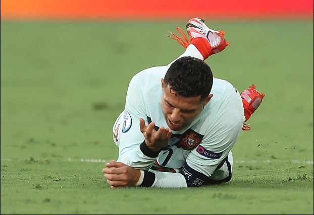 Ce-a incercat Ronaldo sa faca acolo?! Starul portughez s-a tavalit dupa ce s-a izbit intentionat de un adversar_4