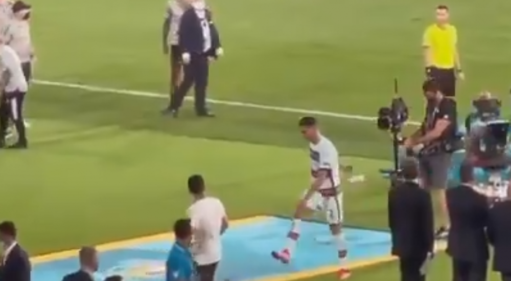 Frustrarea si nervii si-au spus cuvantul! Ronaldo a luat la suturi banderola de "capitan" dupa eliminarea Portugaliei_2
