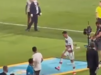 
	Frustrarea si nervii si-au spus cuvantul! Ronaldo a luat la suturi banderola de &quot;capitan&quot; dupa eliminarea Portugaliei

