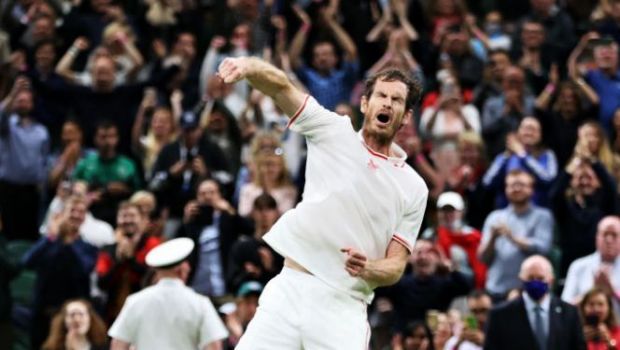 
	Intrebat cum a gestionat pierderea unui set, Andy Murray a facut publicul de la Wimbledon sa rada in hohote: &quot;Simplu, m-am dus la toaleta, am facut un dus, un felul 1 si am revenit!&quot;
