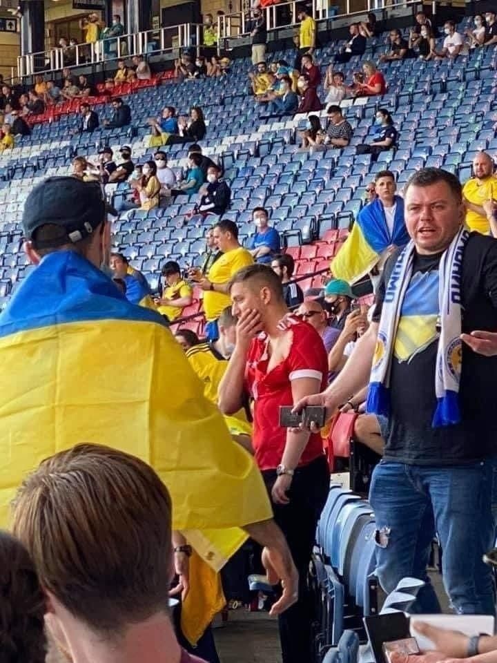 Un suporter s-a imbracat in tricoul Rusiei si s-a dus printre fanii ucraineni! E incredibil ce a putut sa urmeze dupa o repriza de zambete. Imaginile fac inconjurul lumii_2