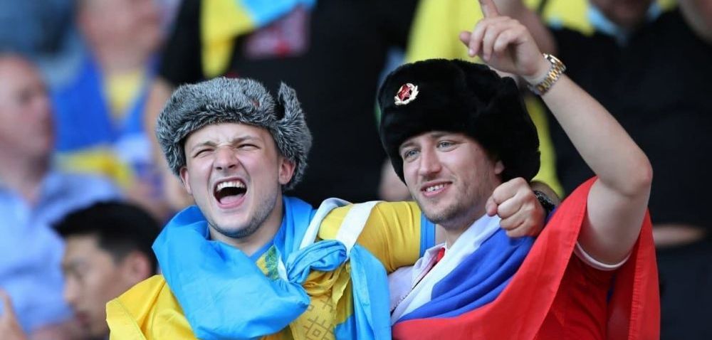 Un suporter s-a imbracat in tricoul Rusiei si s-a dus printre fanii ucraineni! E incredibil ce a putut sa urmeze dupa o repriza de zambete. Imaginile fac inconjurul lumii_1
