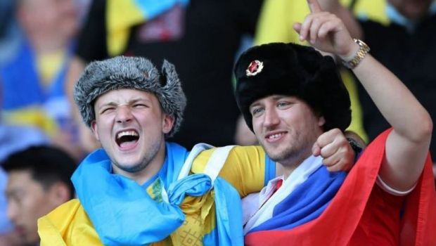 
	Un suporter s-a imbracat in tricoul Rusiei si s-a dus printre fanii ucraineni! E incredibil ce a putut sa urmeze dupa o repriza de zambete. Imaginile fac inconjurul lumii
