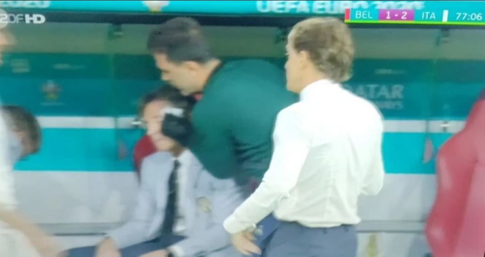 Imaginile care au trecut neobservate! Antrenorul Italiei a primit ingrijiri medicale chiar in timpul meciului de infarct cu Belgia_1