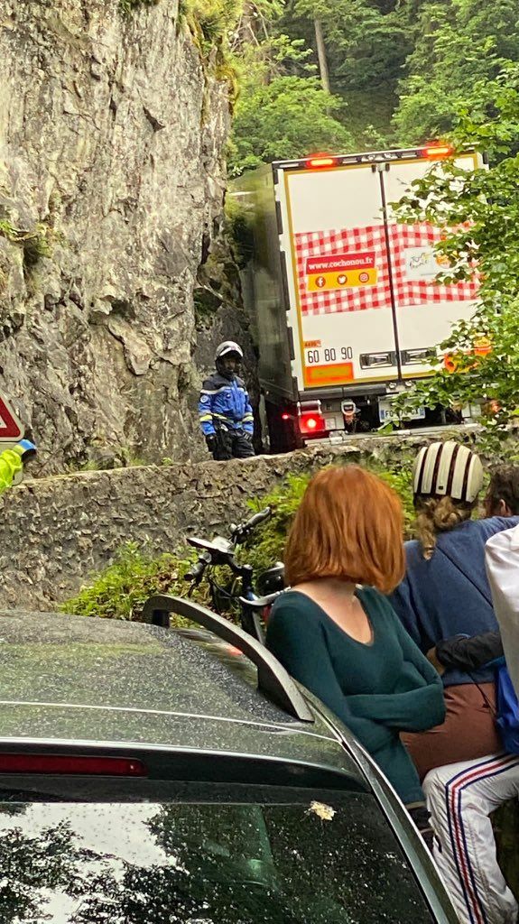 Continua ghinionul in Turul Frantei! Dupa dezastrul provocat de femeia care a intrat pe traseu, un camion a ramas blocat _10