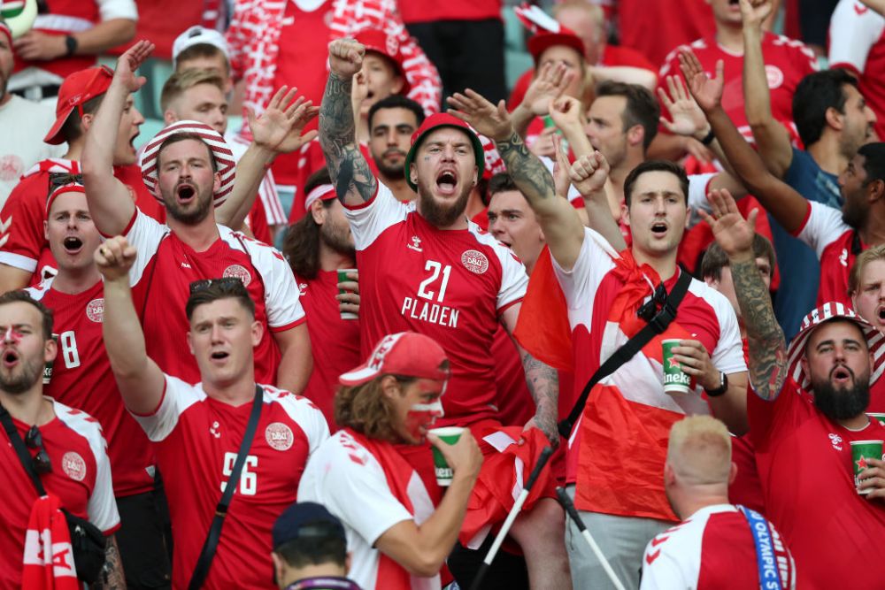Ancheta UEFA dupa meciul Danemarca - Cehia. Ce s-a intamplat cu un suporter care a aparut pe stadion cu steagul LGBT_2