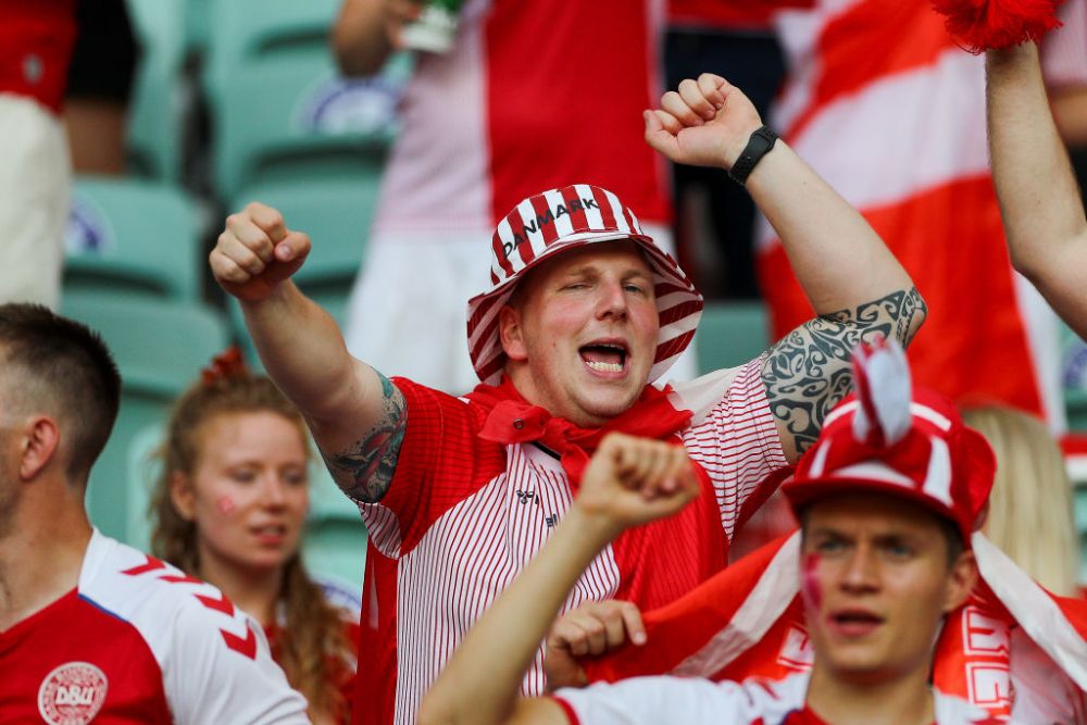 Ancheta UEFA dupa meciul Danemarca - Cehia. Ce s-a intamplat cu un suporter care a aparut pe stadion cu steagul LGBT_3