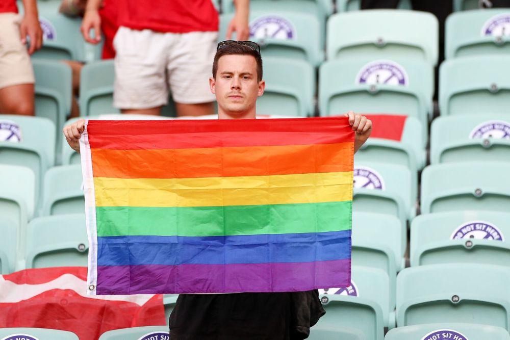 Ancheta UEFA dupa meciul Danemarca - Cehia. Ce s-a intamplat cu un suporter care a aparut pe stadion cu steagul LGBT_4