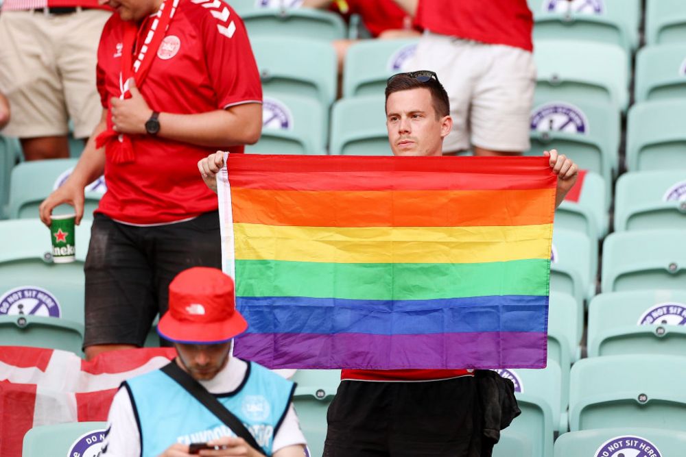 Ancheta UEFA dupa meciul Danemarca - Cehia. Ce s-a intamplat cu un suporter care a aparut pe stadion cu steagul LGBT_5