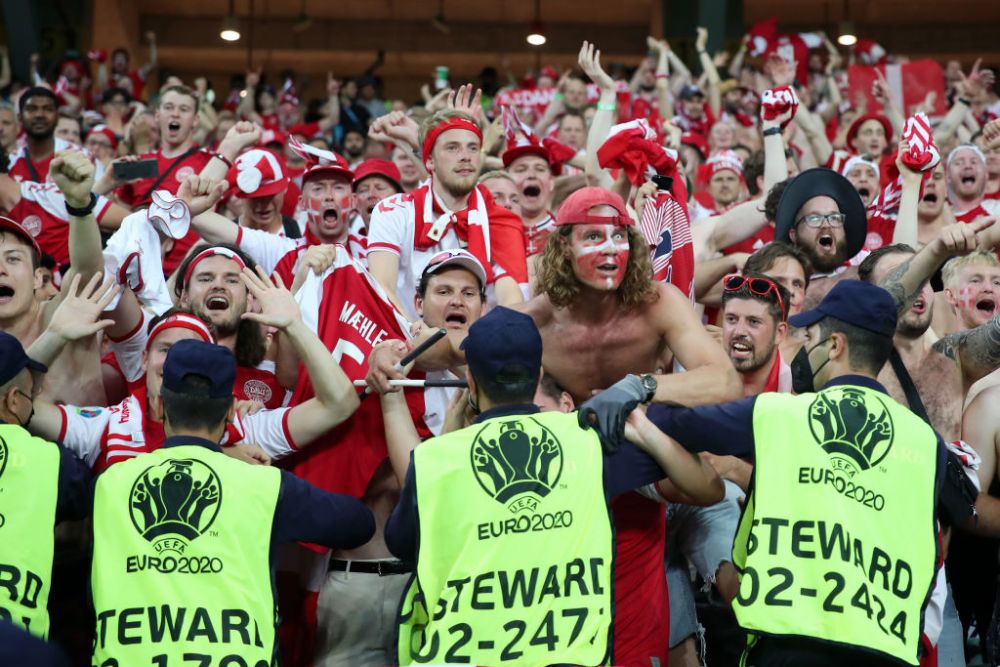 Ancheta UEFA dupa meciul Danemarca - Cehia. Ce s-a intamplat cu un suporter care a aparut pe stadion cu steagul LGBT_9