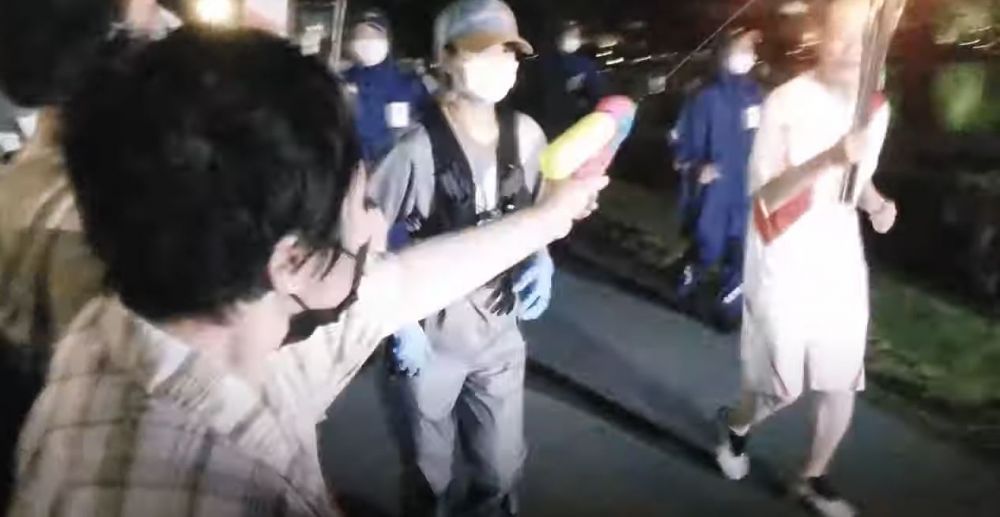 Imagini incredibile din Japonia! O femeie a fost arestata dupa ce a incercat sa stinga flacara olimpica cu un pistol cu apa _4