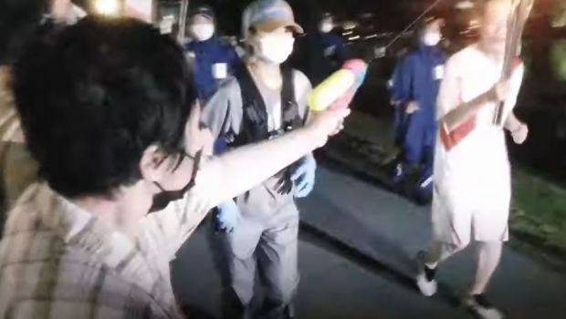 Imagini incredibile din Japonia! O femeie a fost arestata dupa ce a incercat sa stinga flacara olimpica cu un pistol cu apa&nbsp;