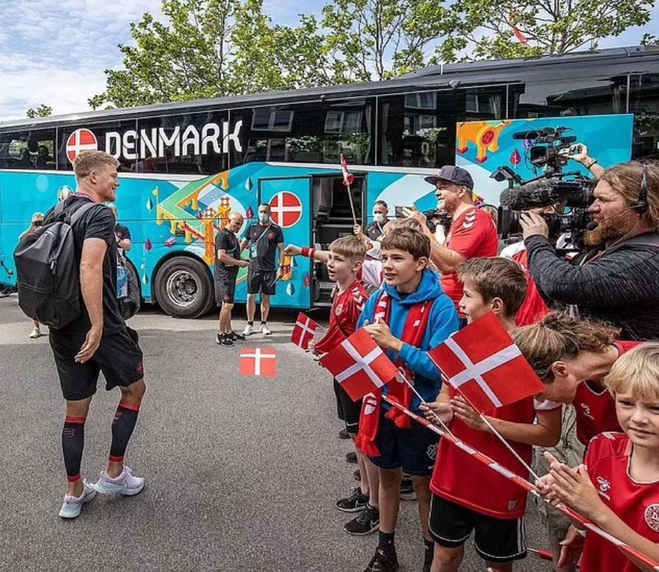 Imagini incredibile din Danemarca! Suporterii nu au voie pe Wembley asa ca le-au pregatit o surpriza uriasa fotbalistilor lui Hjulmand la plecarea din tara_6