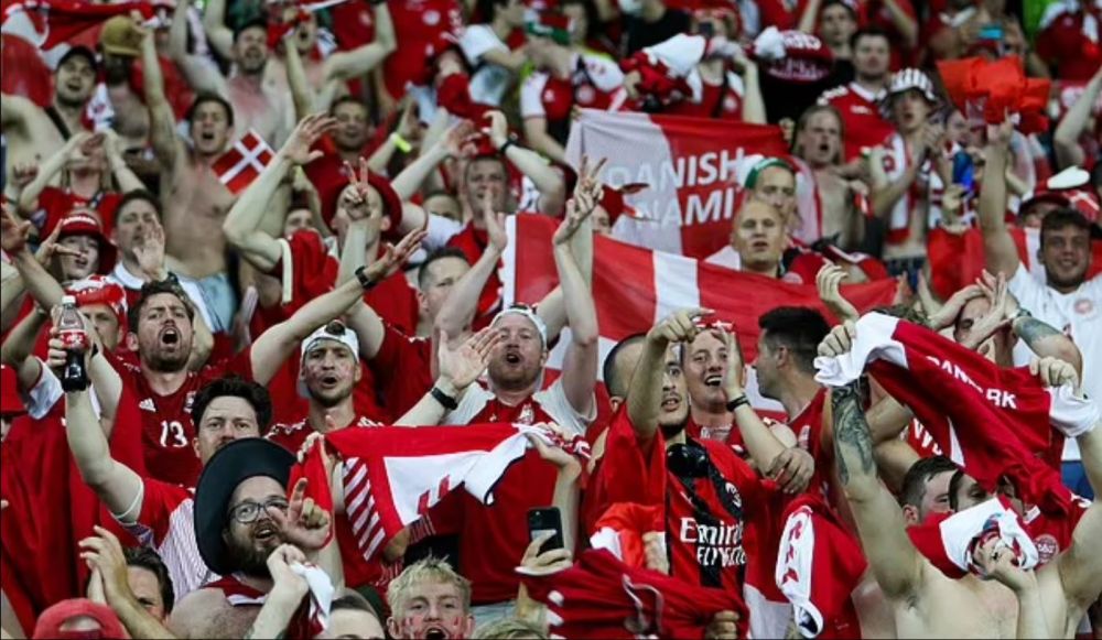 Imagini incredibile din Danemarca! Suporterii nu au voie pe Wembley asa ca le-au pregatit o surpriza uriasa fotbalistilor lui Hjulmand la plecarea din tara_7