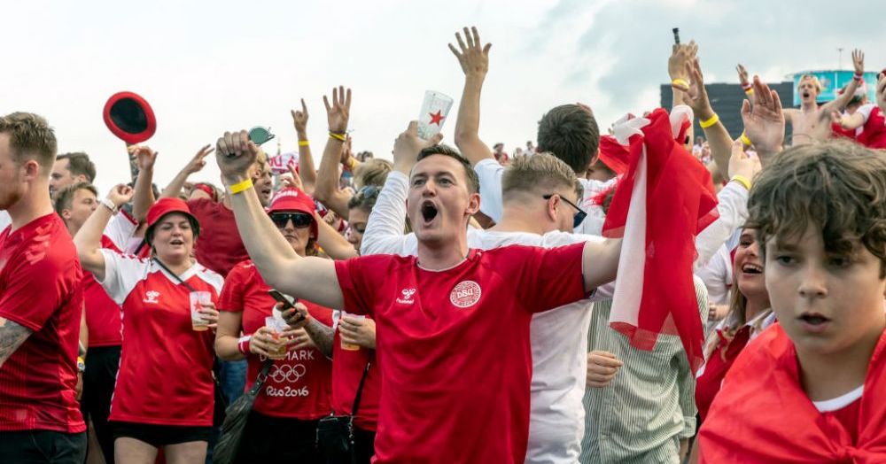 Imagini incredibile din Danemarca! Suporterii nu au voie pe Wembley asa ca le-au pregatit o surpriza uriasa fotbalistilor lui Hjulmand la plecarea din tara_8