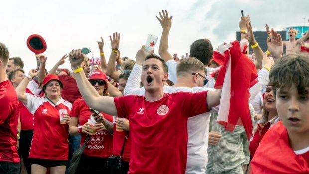 
	Imagini incredibile din Danemarca! Suporterii nu au voie pe Wembley asa ca le-au pregatit o surpriza uriasa fotbalistilor lui Hjulmand la plecarea din tara
