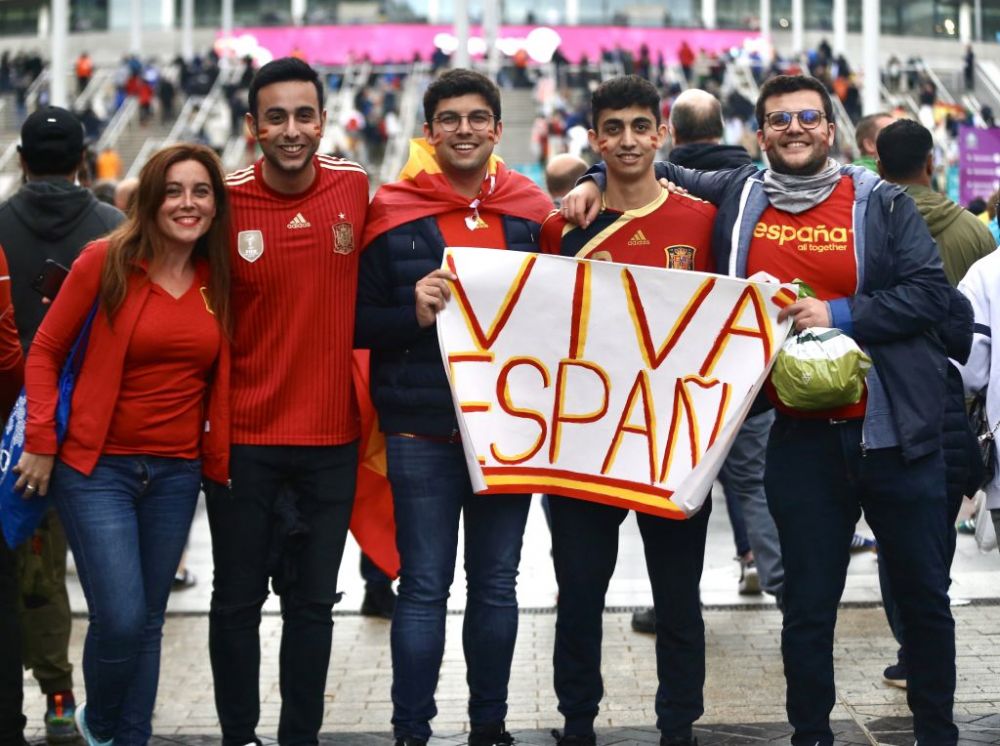 A fost show total! Italia si Spania au facut spectacol pe teren, suporterii s-au dat in spectacol in tribune. Imaginile zilei la Euro 2020_1