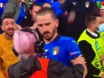 
	Imagini incredibile surprinse la finalul meciului Italia - Spania! Bonucci, confundat de un steward cu un fan care dorea sa intre pe teren&nbsp;
