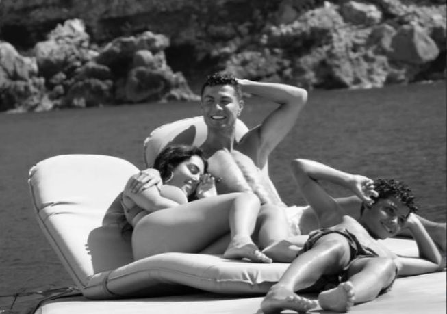 Cristiano Ronaldo asteapta titlul de golgheter pe yacht! El se relaxeaza pe vasul sau de lux, alaturi de familie si prieteni_5