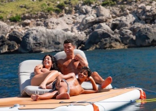 Cristiano Ronaldo asteapta titlul de golgheter pe yacht! El se relaxeaza pe vasul sau de lux, alaturi de familie si prieteni_6