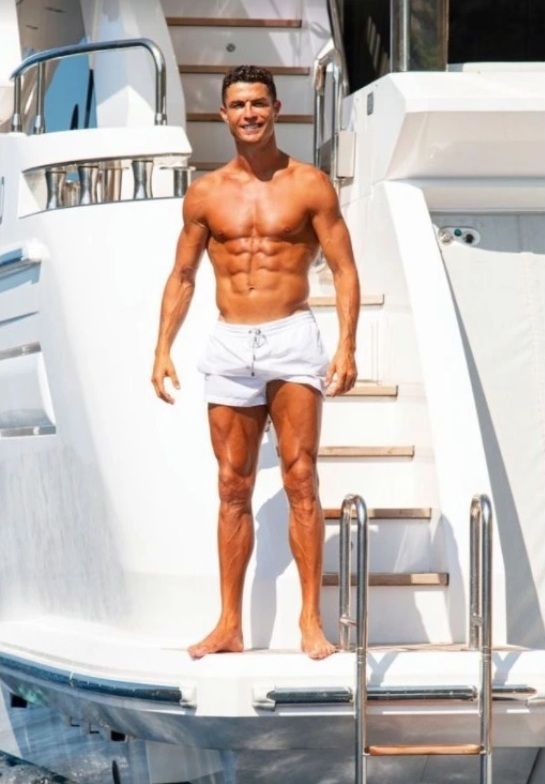 Cristiano Ronaldo asteapta titlul de golgheter pe yacht! El se relaxeaza pe vasul sau de lux, alaturi de familie si prieteni_7